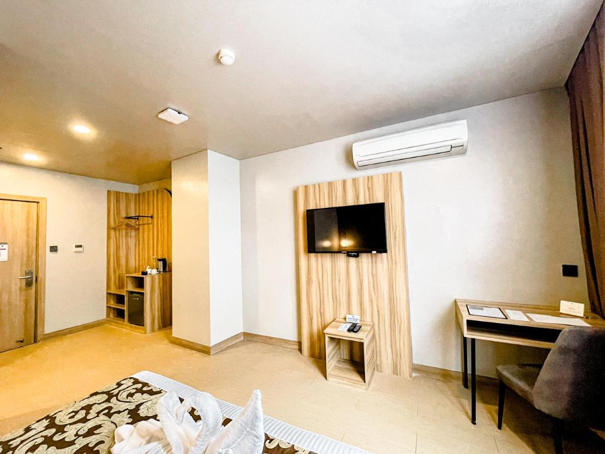 Madison 101 Hotel + Tower Quezon City Exterior photo